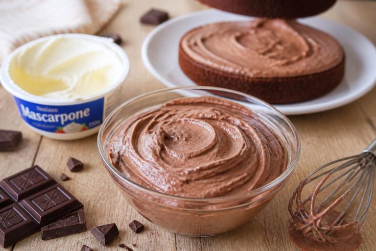 découvrez notre recette facile de crème mascarpone au chocolat, parfaite pour sublimer vos gâteaux avec une touche gourmande et onctueuse.
