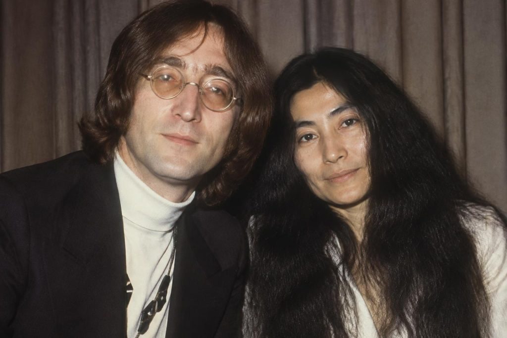 découvrez avec qui john lennon posait sur la photo originale et le contexte de ce cliché emblématique.