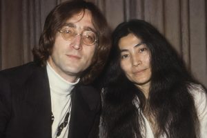 découvrez avec qui john lennon posait sur la photo originale et le contexte de ce cliché emblématique.