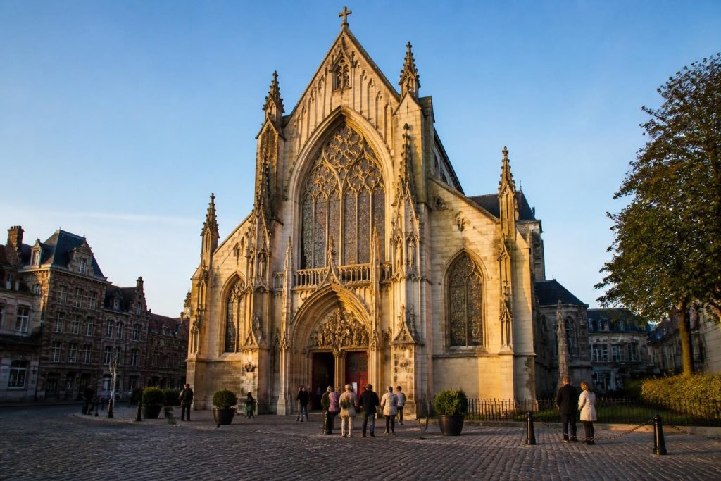 découvrez l'histoire fascinante de l'église catholique notre dame du perroy à béthune et préparez votre visite pour admirer son patrimoine unique.