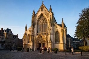 découvrez l'histoire fascinante de l'église catholique notre dame du perroy à béthune et préparez votre visite pour admirer son patrimoine unique.