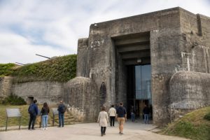 découvrez le bunker de la rochelle, un site militaire historique transformé en musée. explorez son histoire fascinante et plongez dans la vie quotidienne de la seconde guerre mondiale lors de votre visite.