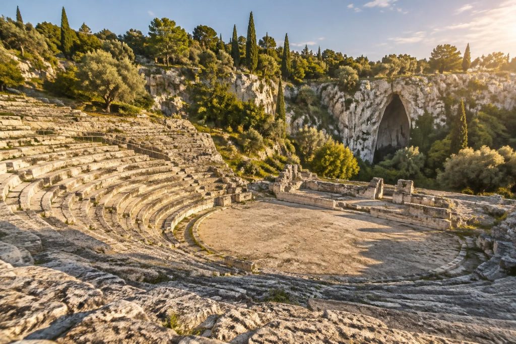 explorez le parc archéologique de syracuse et découvrez les vestiges grecs de sicile, du théâtre antique aux carrières du paradis.