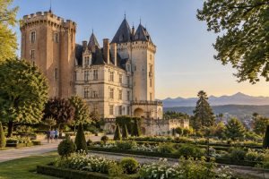 découvrez le musée national et le domaine du château de pau, lieu de naissance d’henri iv, et plongez dans l’histoire royale au cœur des pyrénées.